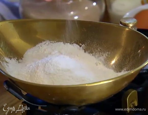 Муку перемешать с содой и солью.