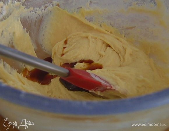 Сахар растереть добела с предварительно размягченным сливочным маслом, по одному ввести яйца, всыпать 1 ст. ложку муки с содой, влить ванильный экстракт и вымешать все венчиком.