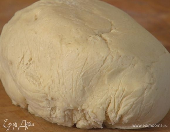 Небольшими порциями всыпать оставшуюся муку, вымешать тесто и сформировать из него шар.