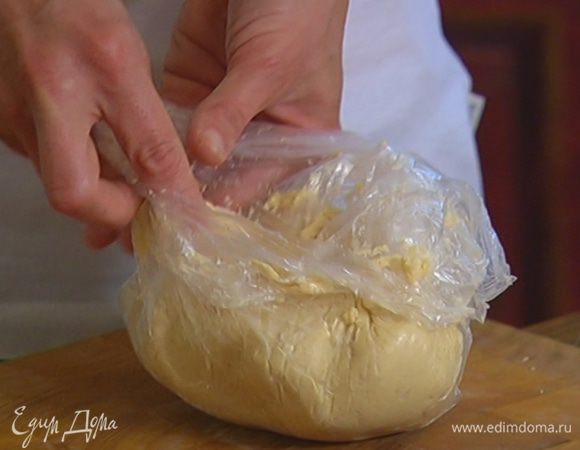 Поместить тесто в целлофановый пакет и отправить в морозилку на 15–20 минут.