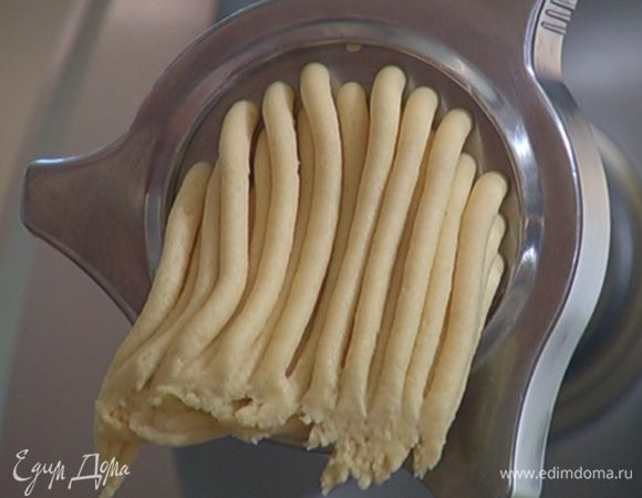 Тесто пропустить через мясорубку.