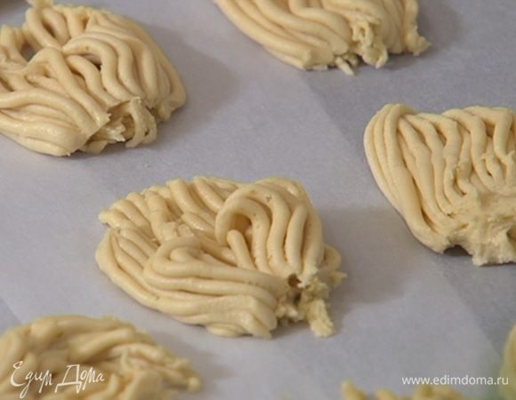 Выкладывать тесто на противень небольшими кусочками.