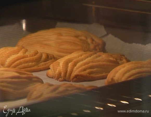 Выпекать печенье в разогретой духовке 15–18 минут.