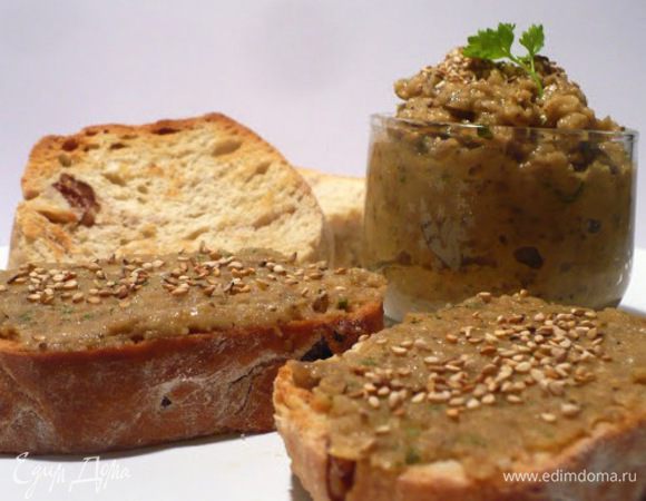 Баклажан запечь при 200°С до готовности (30 минут), предварительно сделав много дырочек (чтоб не взорвался). Как вариант, баклажан можно отварить до готовности. Остудить. Вынуть мякоть. Кунжут просушить на сковороде. Чеснок мелко нарубить. Все ингредиенты смешать и пробить на блендере.