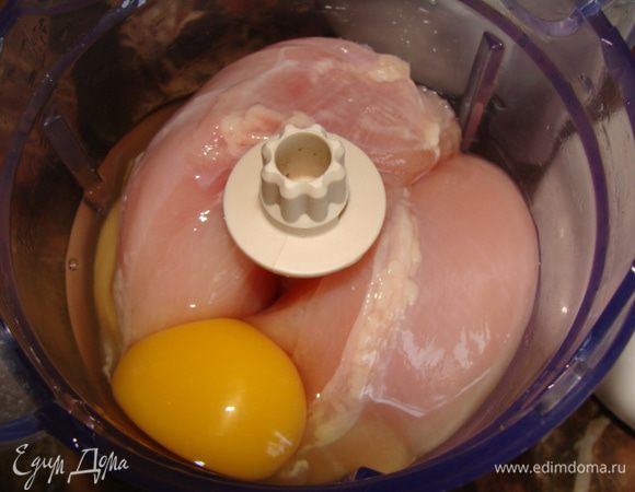 Готовим тесто. Куриную грудку и яйцо измельчить в блендере. Посолить, поперчить.