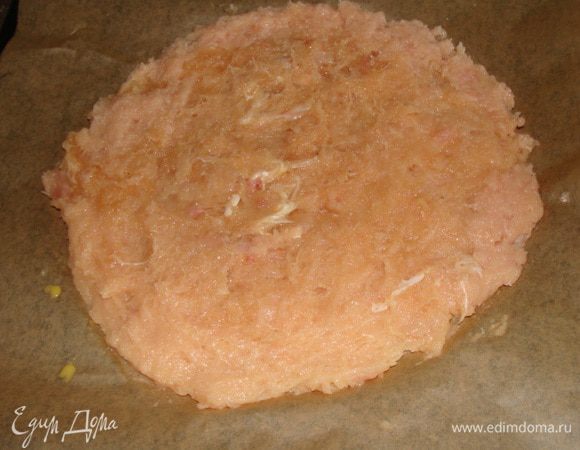 На противень постелить бумагу. Положить тесто в виде круга. Поставить выпекаться в духовку на 20 минут при 180 гр.