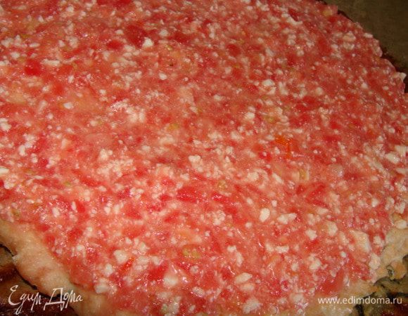 Помидоры залить кипятком, дать постоять минуты 3, очистить от шкурки. Измельчить в блендере вместе с адыгейским сыром, немного подсолить.