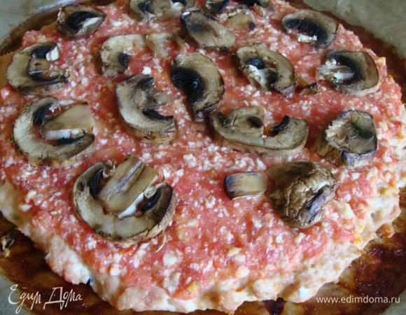 Шампиньоны обдать кипятком, дать постоять минут 5. Порезать, уложить сверху помидорного слоя.