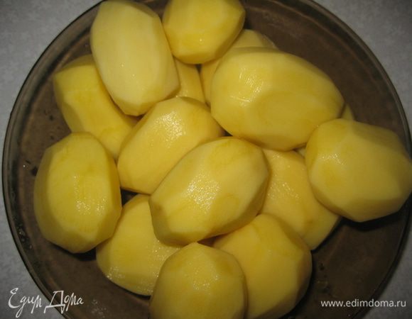 Картофель отварить. И порезать на 4 части.