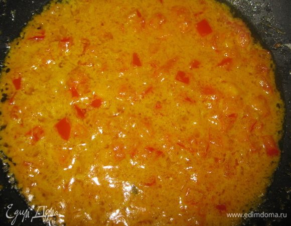 Сковороду разогреть с подсолнечным маслом. Добавить горчицу, тмин, куркуму, кориандр, черный перец и можно другие ваши любимые приправы. Обжарить специи на слабом огне несколько минут.
Добавить нарезанные помидоры или томатную пасту и жарить около 3-5 минут.