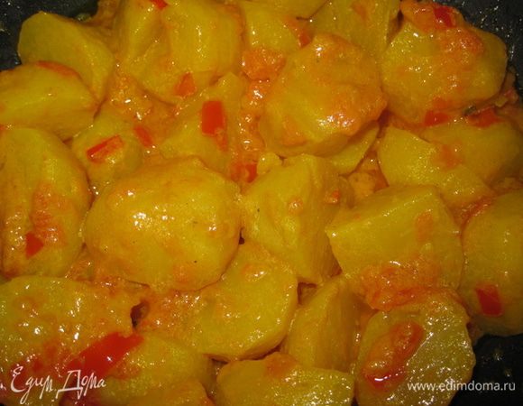 Выложить в сковороду картофель и перемешать. Подержать на огне 5 минут.
Перед подачей на стол посыпать укропом.
Приятного аппетита!