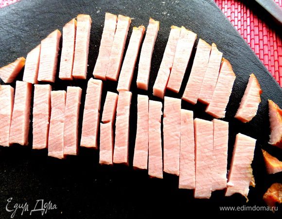 Ветчину нарезать соломкой.