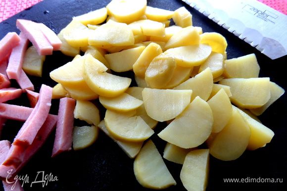 Картофель нарезать на ломтики.