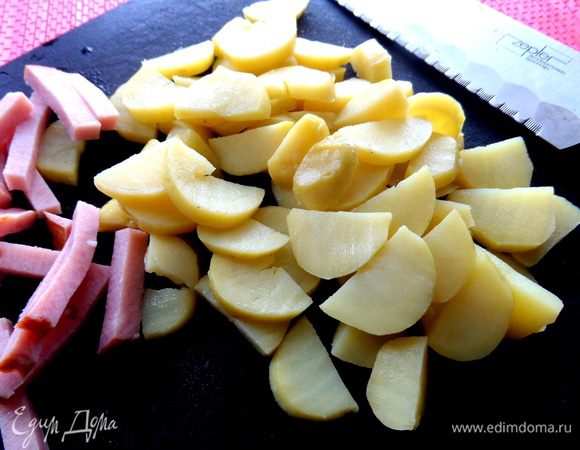 Картофель нарезать на ломтики.