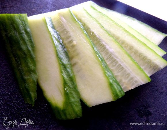 Огурец разрезать вдоль.