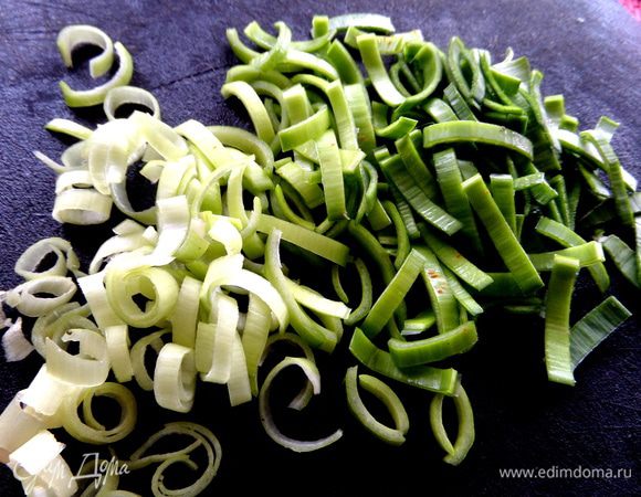 Нарезать на полукольца.