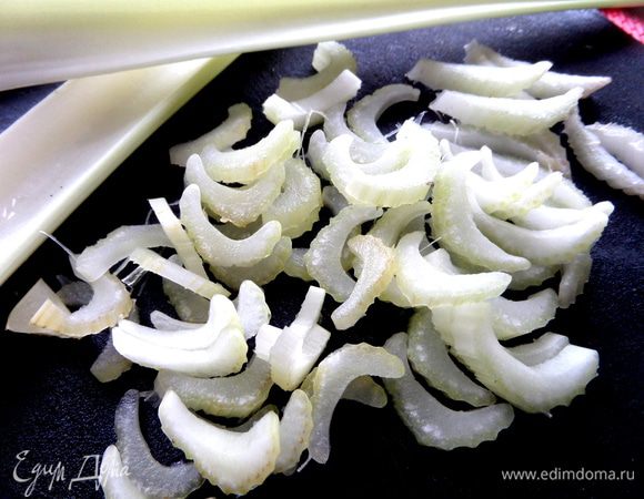 Сельдерей тоже отделить,промыть и измельчить.