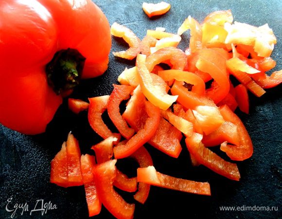 Перец без белых перепонок нарезать соломкой.