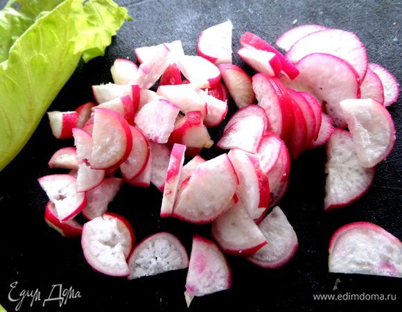 Очищенную редиску нарезать на полукруги.