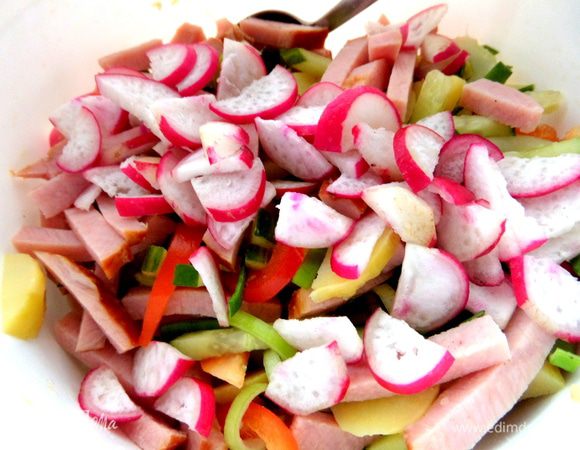 Отправить в салат. Листья любого салата тоже измельчить в конце.