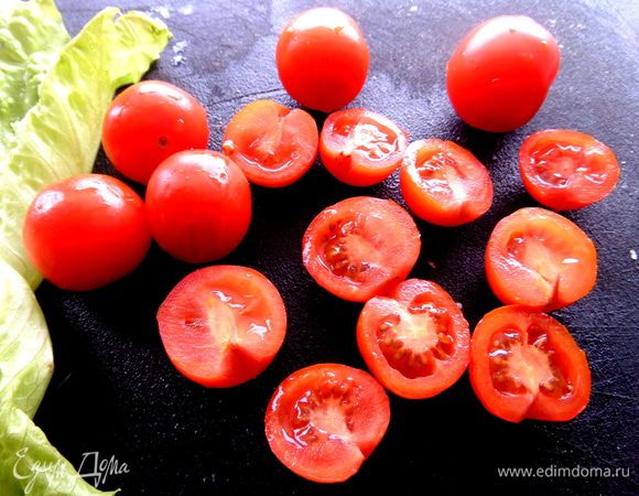 Черри разрезать вдоль (для украшения) и на 4 части внутрь салата!