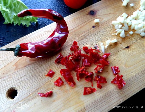 Чили очистить и тоже покромсать.