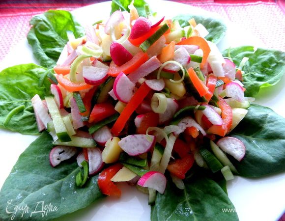 Сверху горкой салат.