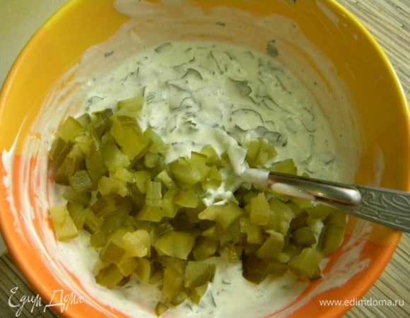 Соус: сметану смешиваем с чесноком, перцем, солью, зеленью и нарезанным огурчиком мар.