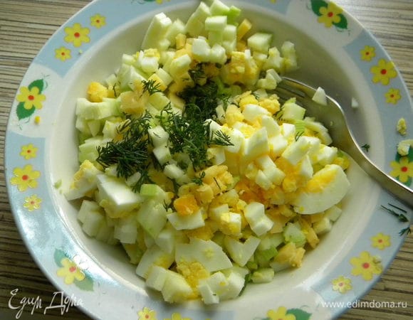 Начинка: вареное яйцо мелко режем, кабачок тоже, укропчик, чеснок, соль по вкусу,тв. сыр, всё смешиваем.