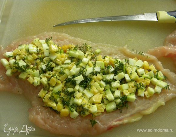 На филе выкладываем начинку и сворачиваем в рулетик и кладем в форму для запекания, так проделываем со всеми.