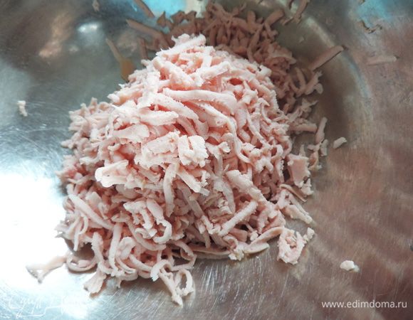 Все будет предельно просто. Сардельки чистим, натираем на крупной терке.