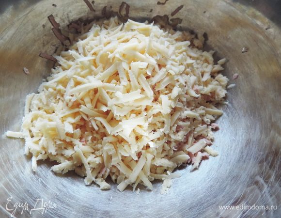 В ту же емкость натираем сыр.