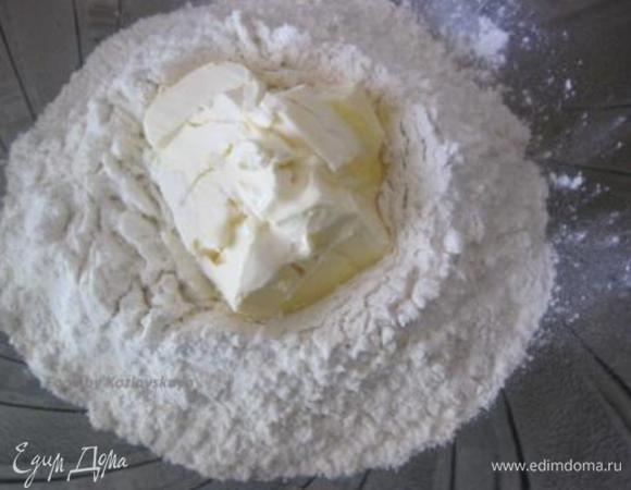 Просеянную муку перетереть с размягченным сливочным маслом в крошку.