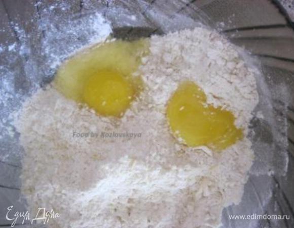 Добавить яйцо, желток и соль. Перемешать.