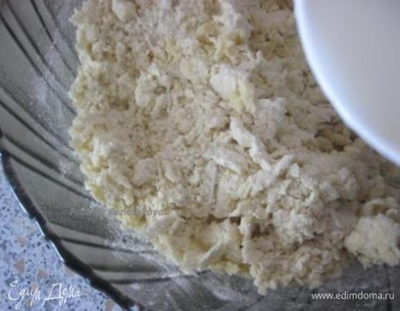 Понемногу добавлять подогретое молоко. 