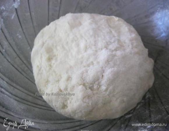 Замесить мягкое эластичное тесто.
Накрыть полотенчиком и оставить на 20 минут.
