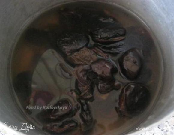 Чернослив отжать, переложить в кастрюльку, добавив воду.
Проварить минут 20, до мягкости.
Жидкость слить и дать остыть.
Мелко порезать.