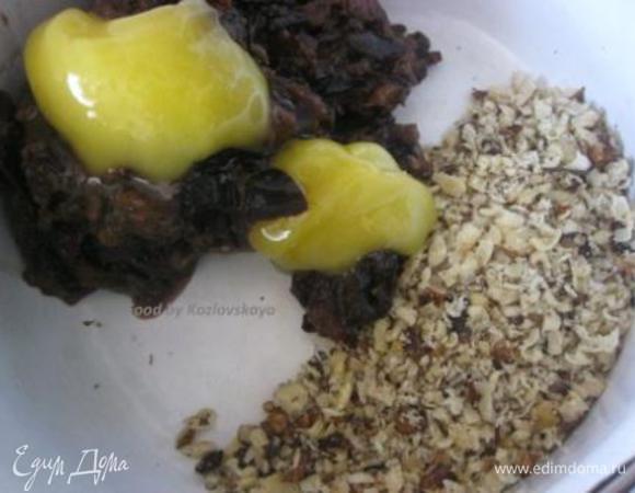 Орехи мелко порубить.
В миске смешать орехи, чернослив  и мед. Перемешать до однородной массы.