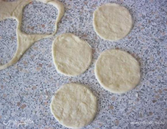 Тонко раскатать тесто, вырезать стаканом кружочки.