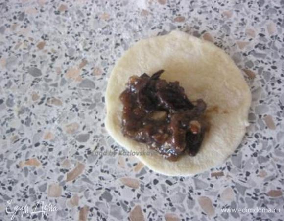 На середину выложить начинку, края защипать.
Отварить вареники в чуть подсоленной воду, минут 5-6.