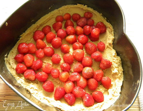 Выкладываем клубнику.