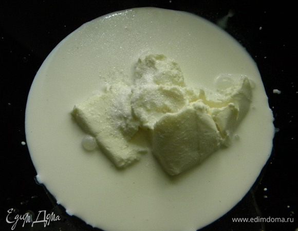 Делаем начинку, в этот раз решила попробовать по новому,без жирных сливок и без взбивания, просто соединила творожок со сливками ванилью и сахаром, потом желатин добавила (уже растворимый в воде).