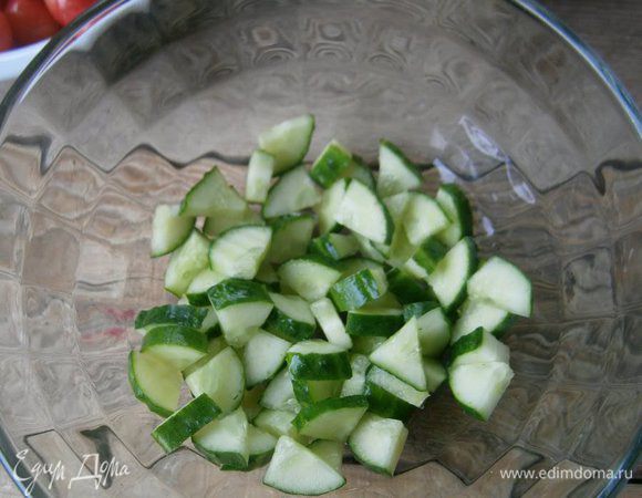 Огурец нарезать небольшими ломтиками.