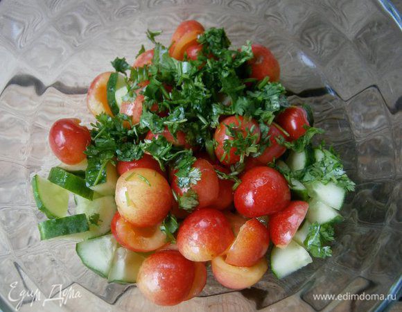 Черешню разрезать пополам и удалить косточку.
Зелень кинзы мелко нарезать.
Добавить кинзу и черешню к нарезанному огурцу.