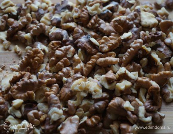 Орехи подсушить в духовке или СВЧ, измельчить скалкой.