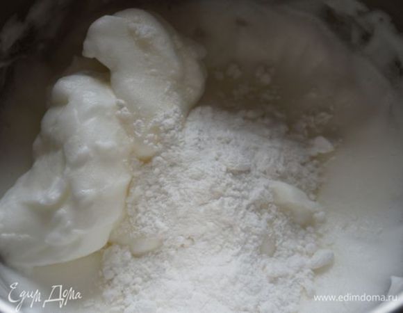 Белки взбить, постепенно добавляя сахарную пудру, до устойчивых пиков.