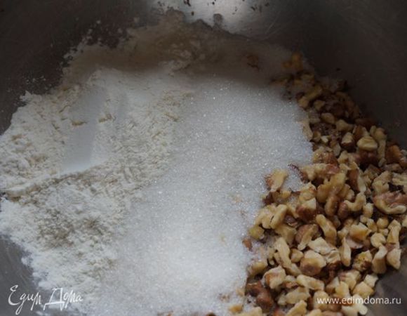 Отдельно смешать сахар, муку, орехи.