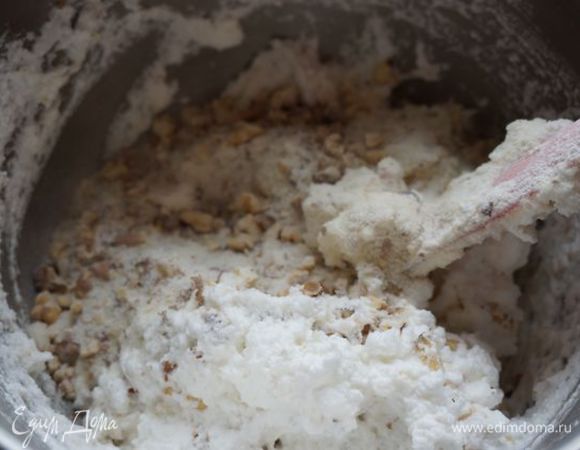 Аккуратно смешать с белками.