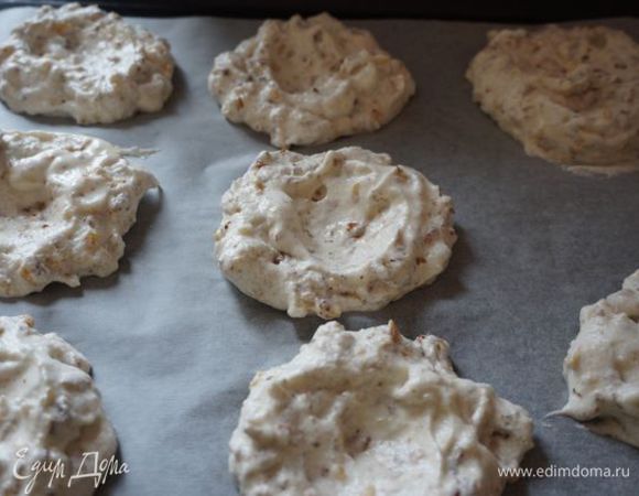 Выложить по 1-1,5 ст.л. теста на противень.