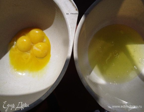 Желатин замочить в 100 мл холодной воды.
Отделяем желтки от белков. Желтки перемешиваем с 50 г сахара, добавляем ванильную эссенцию.